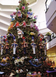 animated toys on tree with hourly showing
