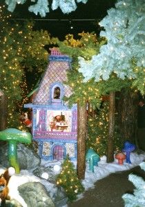 Squared Roof Animated Elf House with mini elves