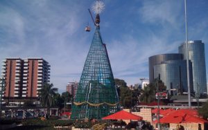 Arbol Gallo giant christmas tree frame installation Guatemala City