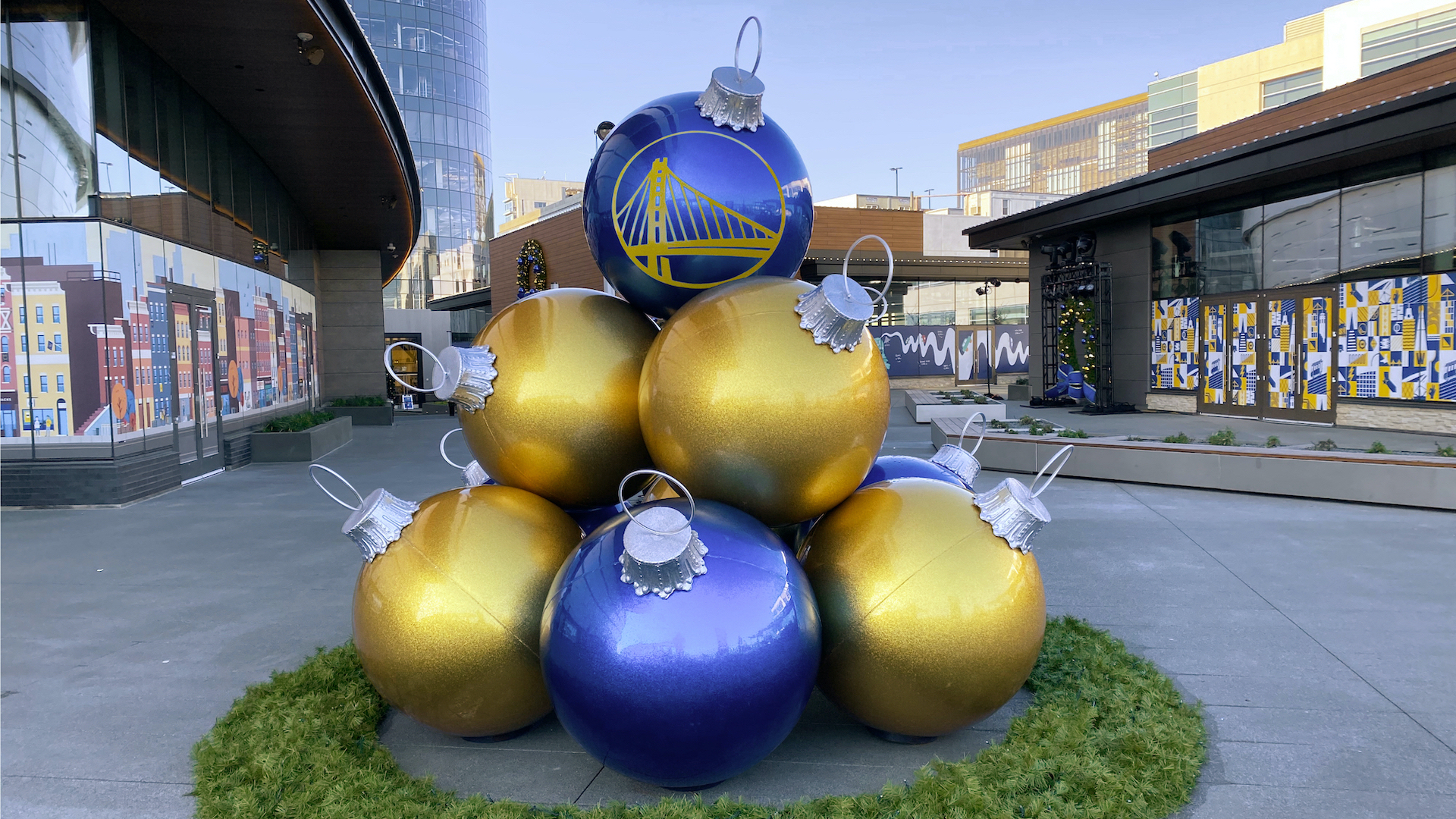 Chase Center San Francisco Golden State Warriors Holiday Christmas Decorations
