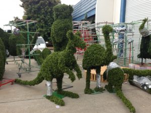 custom animal topiary by Barrango