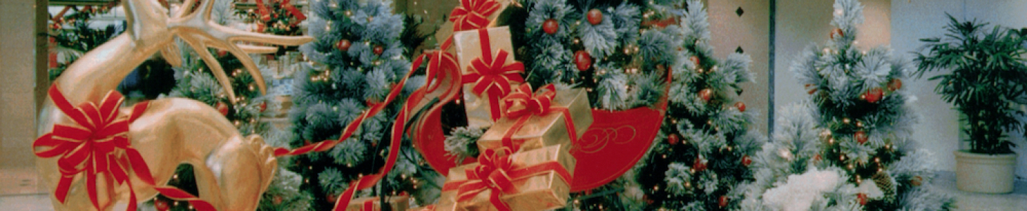 long-needle-pine-christmas-tree-display-with-golden-deco-deer