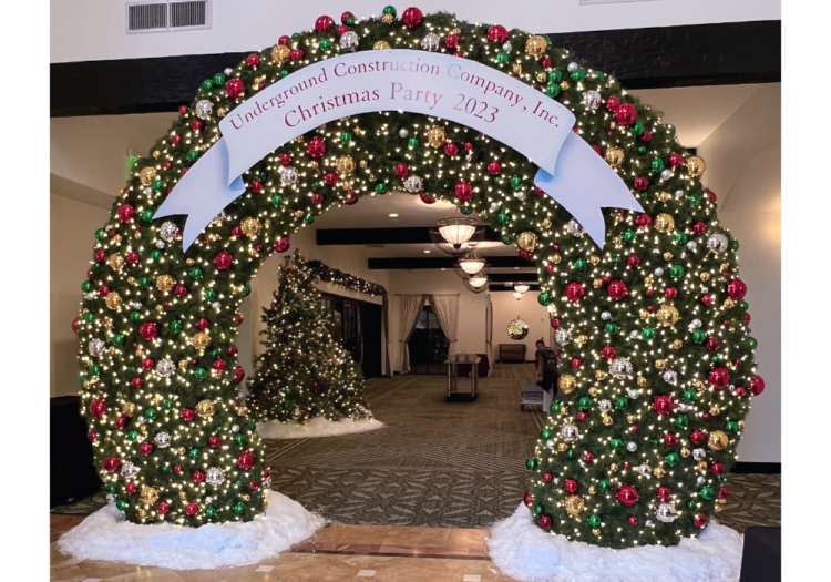 giant-walk-through-wreath-for-christmas-party-with-banner-signage Giant free-standing walk through entrance wreat archway for Christmas holiday party with banner signage